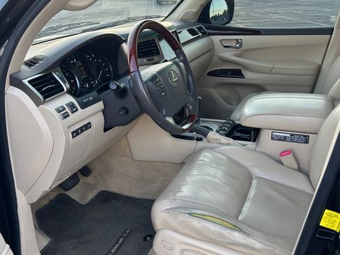 Used 2013 Lexus LX 570 4WD w/ Luxury Pkg image 14