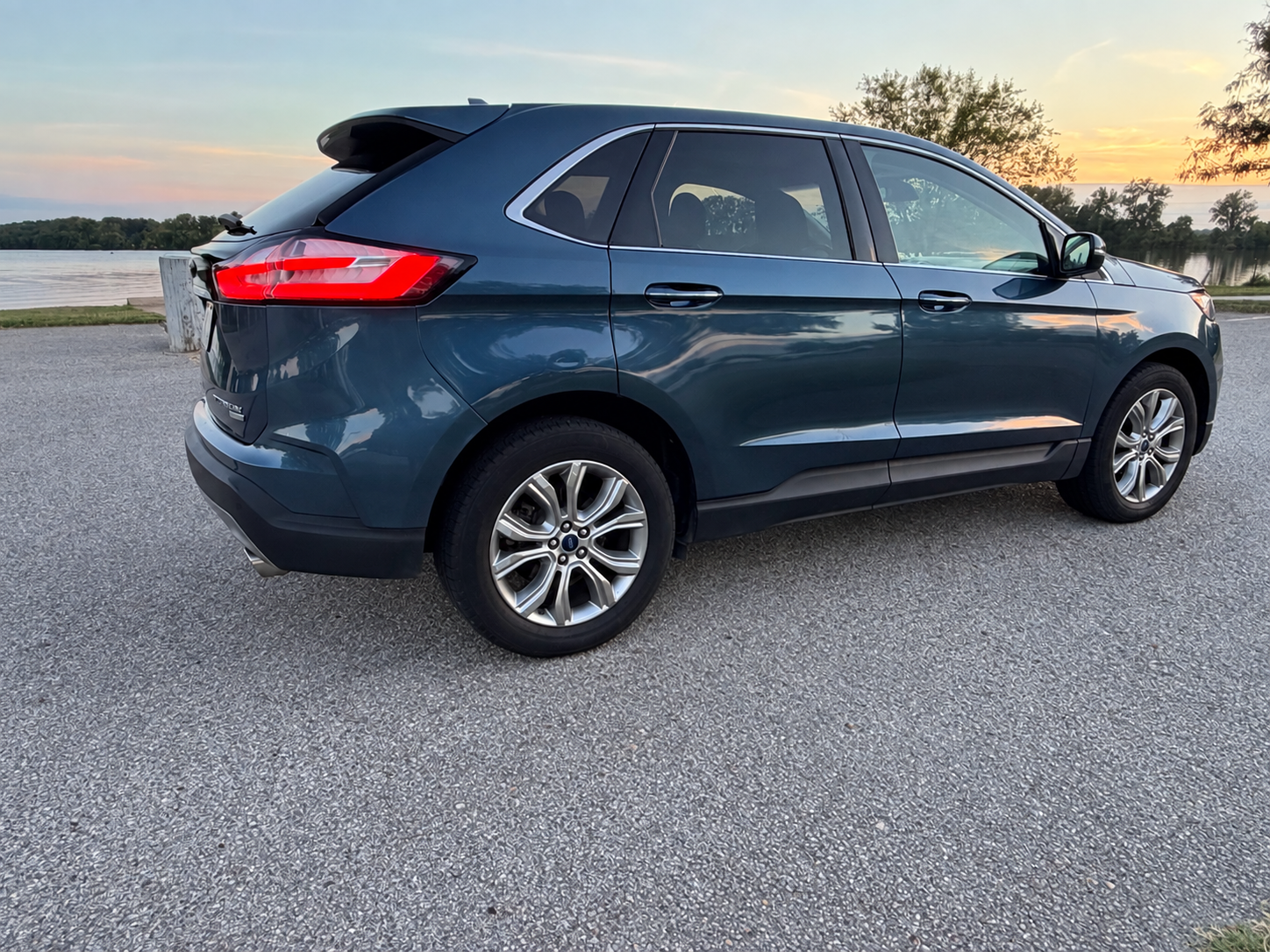 Used 2019 Ford Edge Titanium w/ Cold Weather Package FWD image 9