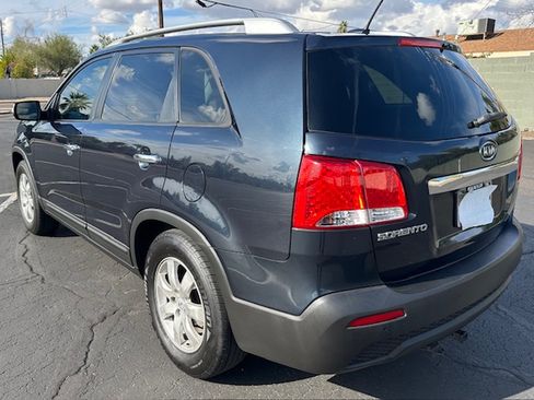 Used 2012 Kia Sorento LX w/ Convenience Pkg image 4