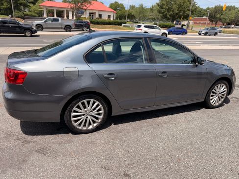 Used 2013 Volkswagen Jetta SEL FWD image 2