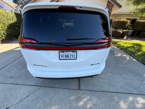 Used 2022 Chrysler Pacifica Touring-L w/ S Appearance Package FWD image 6