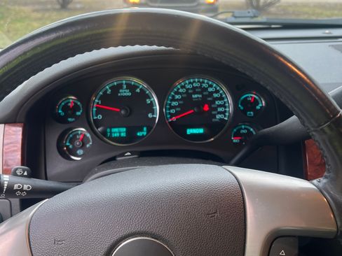 Used 2013 Chevrolet Avalanche LTZ image 8