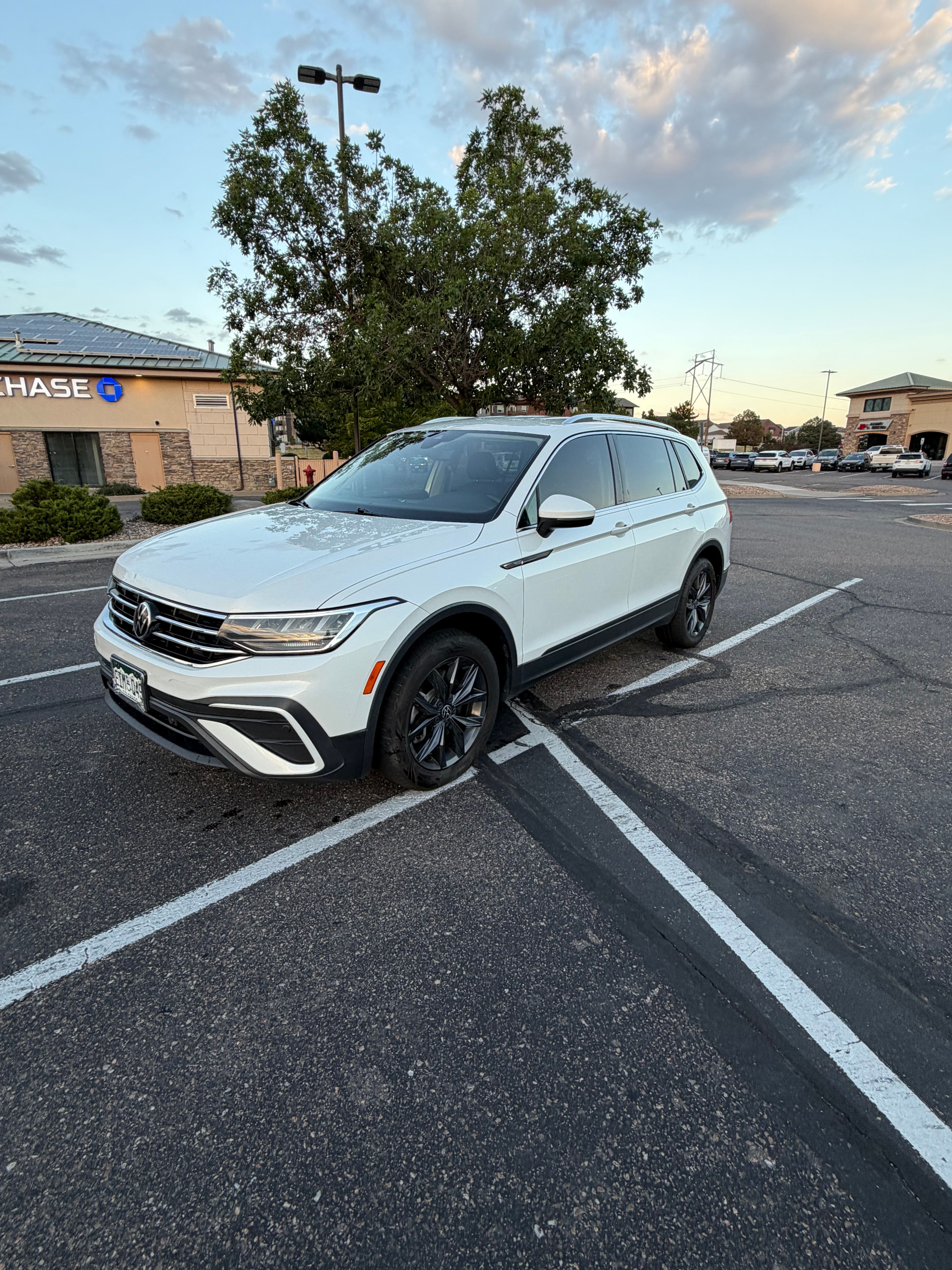 Used 2023 Volkswagen Tiguan SE FWD image 1