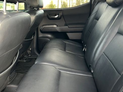 Used 2019 Toyota Tacoma TRD Off-Road w/ Technology Package image 12