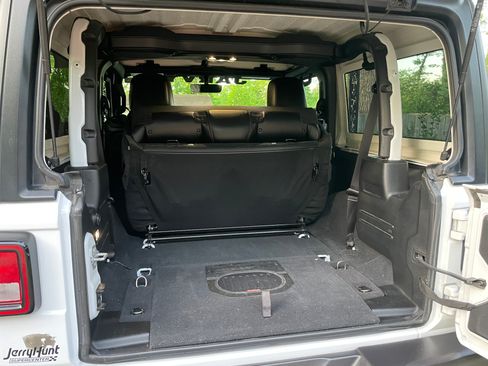 Used 2023 Jeep Wrangler Rubicon w/ Cold Weather Group AWD/4WD image 22