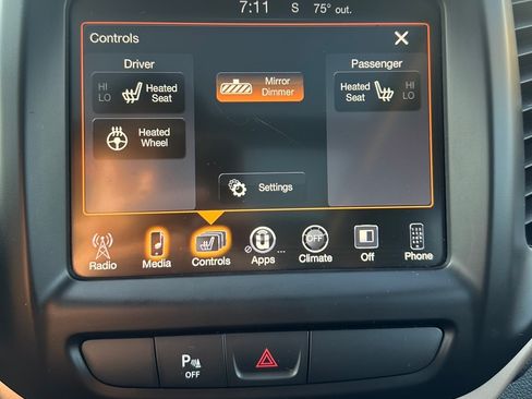Used 2017 Jeep Cherokee Latitude w/ Comfort/Convenience Group AWD/4WD image 11