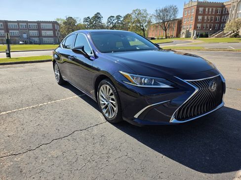 Used 2019 Lexus ES 300h w/ Accessory Package image 4