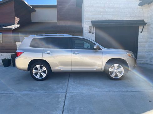 Used 2010 Toyota Highlander Limited image 8
