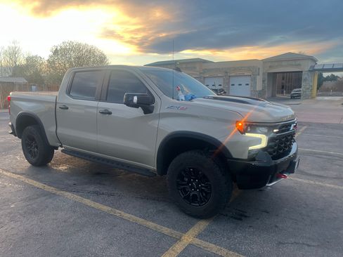 Used 2022 Chevrolet Silverado 1500 ZR2 w/ Technology Package image 11