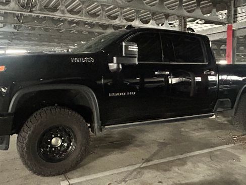 Used 2022 Chevrolet Silverado 2500 High Country image 2