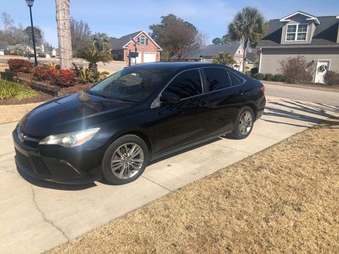 Used 2015 Toyota Camry SE image 2