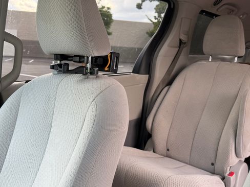 Used 2012 Toyota Sienna LE w/ Towing Pkg AWD/4WD image 9