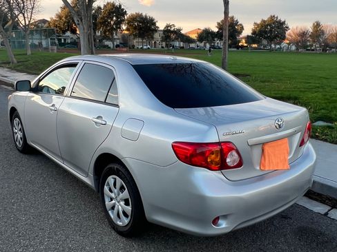 Used 2010 Toyota Corolla LE image 1