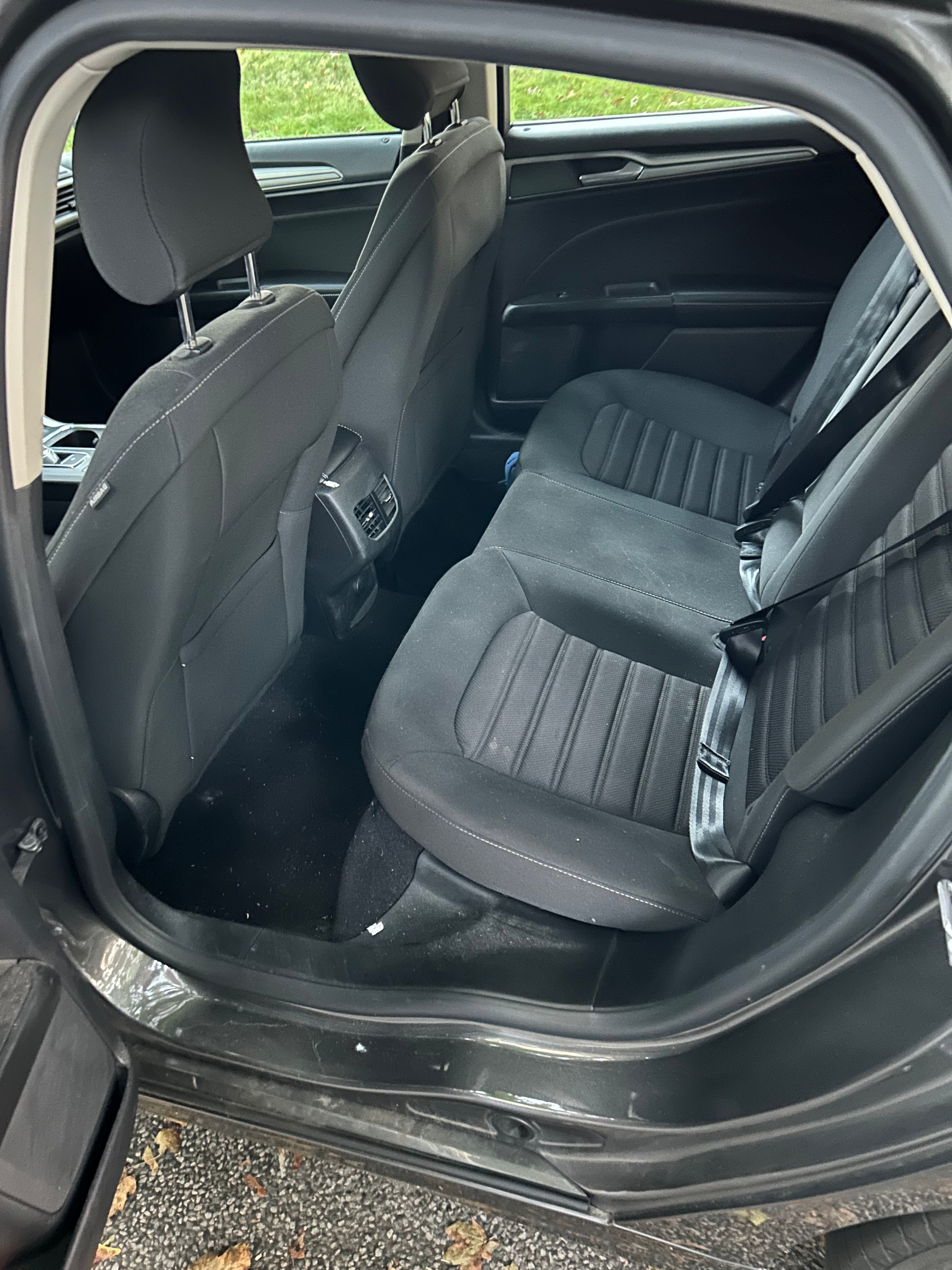 Used 2019 Ford Fusion SE FWD image 2