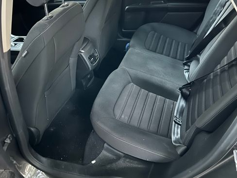 Used 2019 Ford Fusion SE image 2