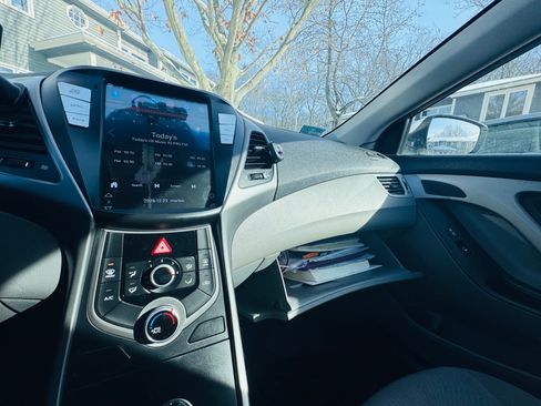 Used 2014 Hyundai Elantra SE image 12