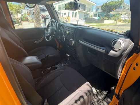 Used 2013 Jeep Wrangler Unlimited Rubicon w/ Connectivity Group AWD/4WD image 5