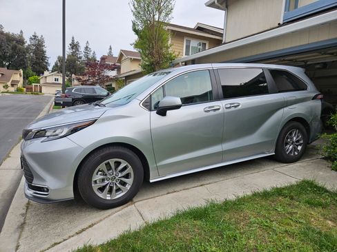 Used 2022 Toyota Sienna XLE image 2