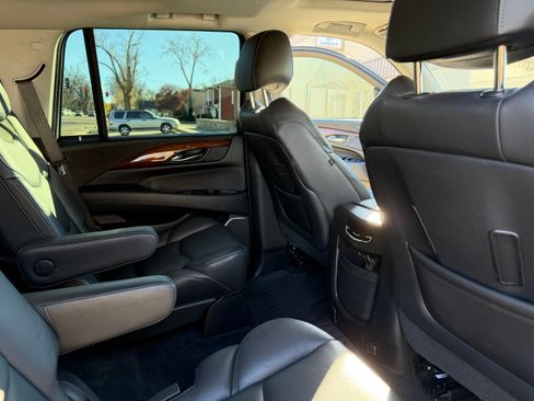 Used 2018 Cadillac Escalade Luxury image 15