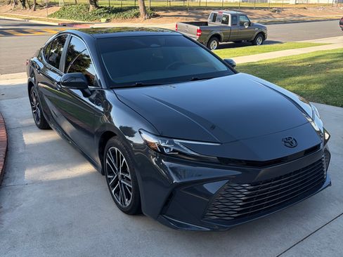 Used 2025 Toyota Camry XLE FWD image 1