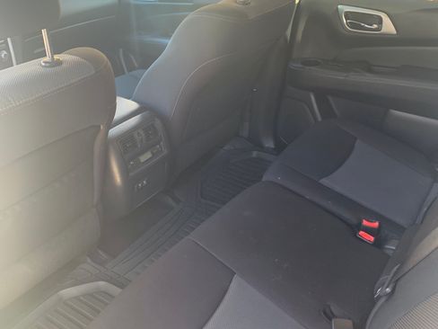 Used 2019 Nissan Pathfinder SV image 10