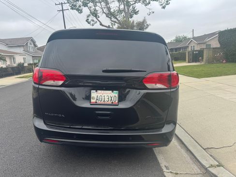 Used 2018 Chrysler Pacifica Limited w/ Advanced Safetytec Group FWD image 2