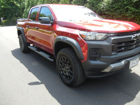 Used 2023 Chevrolet Colorado Trail Boss w/ Technology Package AWD/4WD image 6
