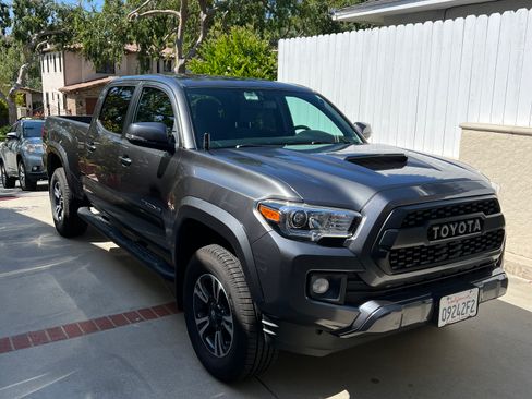 Used 2017 Toyota Tacoma TRD Sport w/ Tow Package image 1
