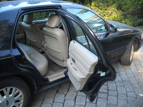 Used 2003 Ford Crown Victoria LX image 8