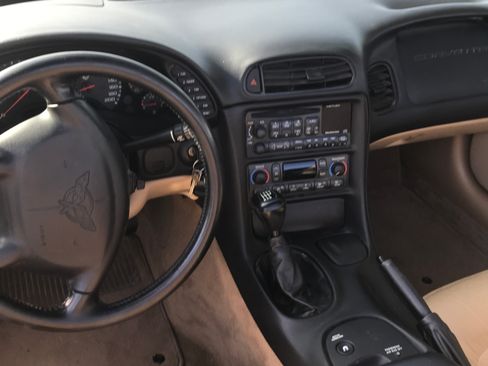 Used 2000 Chevrolet Corvette Convertible w/ Performance Handling Pkg image 9