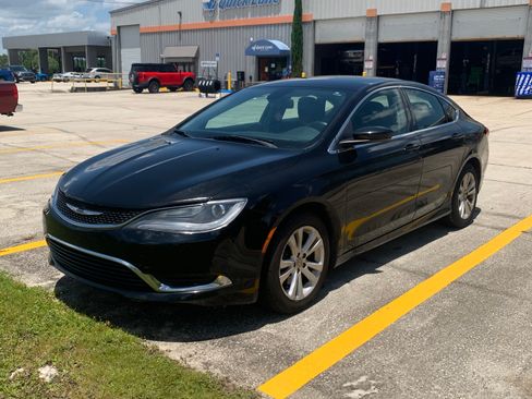 Used 2015 Chrysler 200 Limited w/ Convenience Group image 2