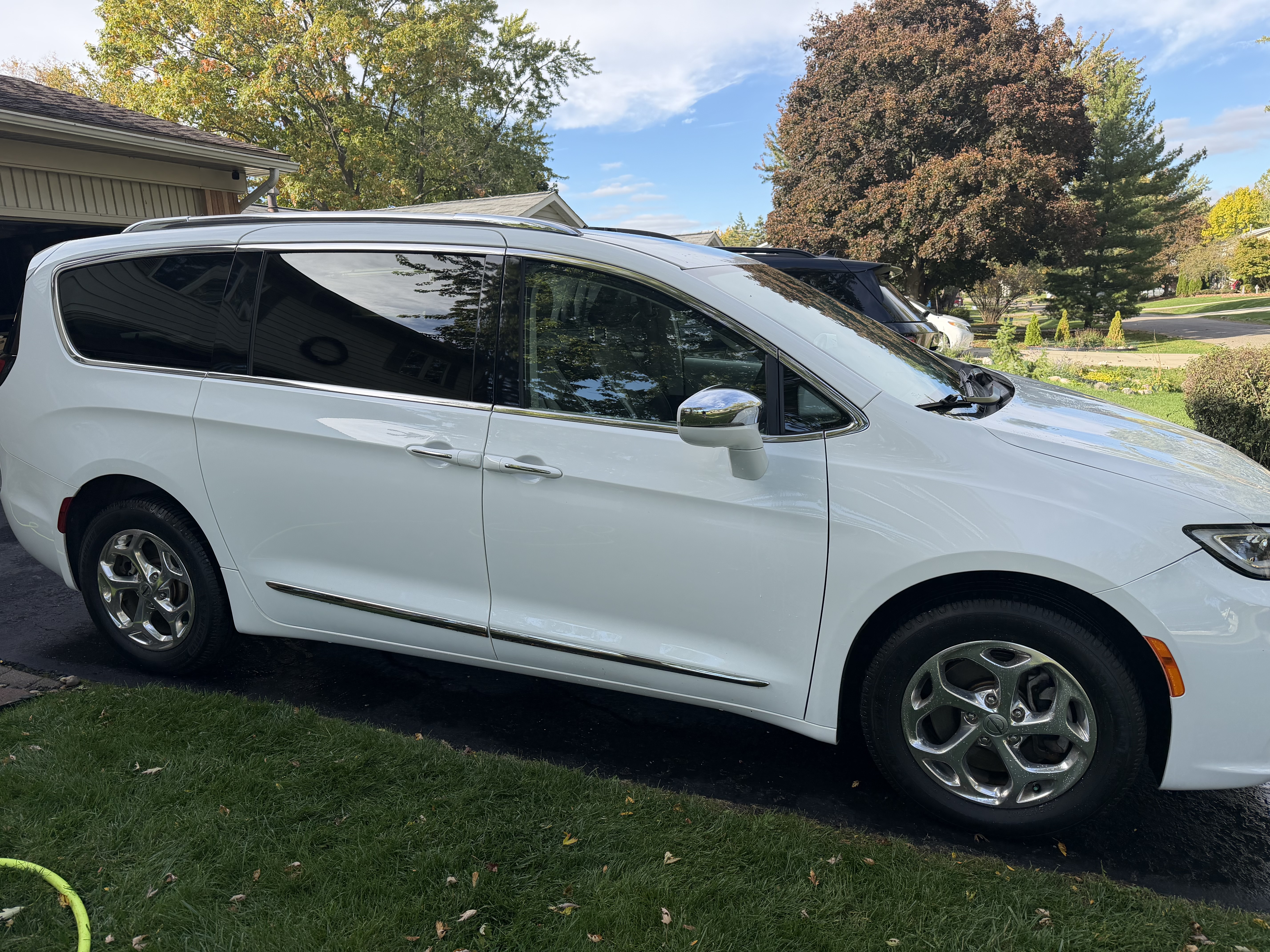 Used 2021 Chrysler Pacifica Limited AWD/4WD image 14