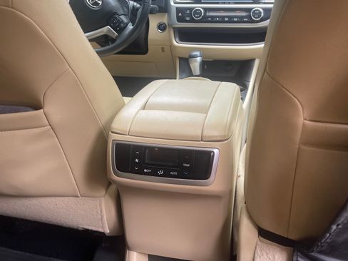 Used 2016 Toyota Highlander XLE FWD image 10