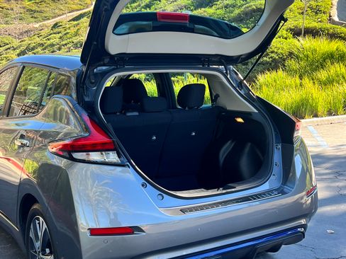 Used 2020 Nissan Leaf SV w/ SV Technology Package image 6