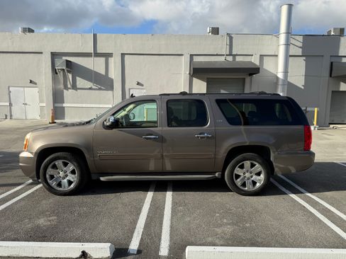 Used 2011 GMC Yukon XL SLT w/ Regional Value Package image 4