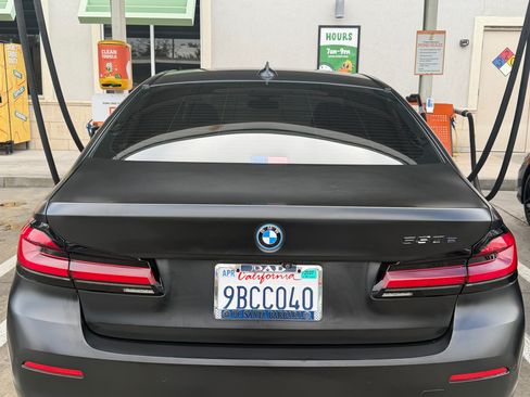 Used 2022 BMW 530e w/ Premium Package RWD image 2