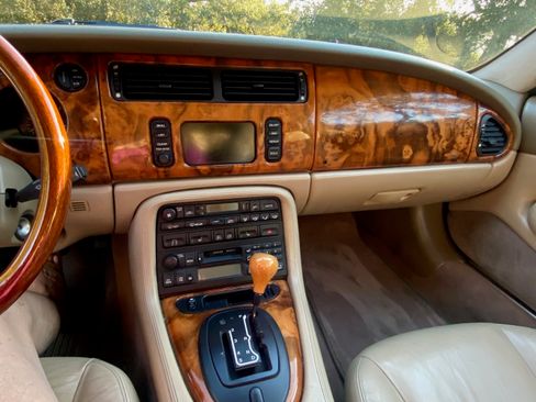 Used 2003 Jaguar XK8 Convertible image 6