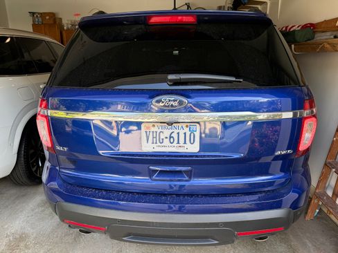 Used 2015 Ford Explorer XLT w/ Equipment Group 202A AWD/4WD image 11