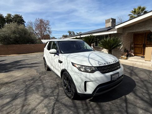 Used 2018 Land Rover Discovery SE image 2