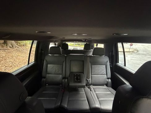 Used 2022 Chevrolet Suburban LT RWD image 10