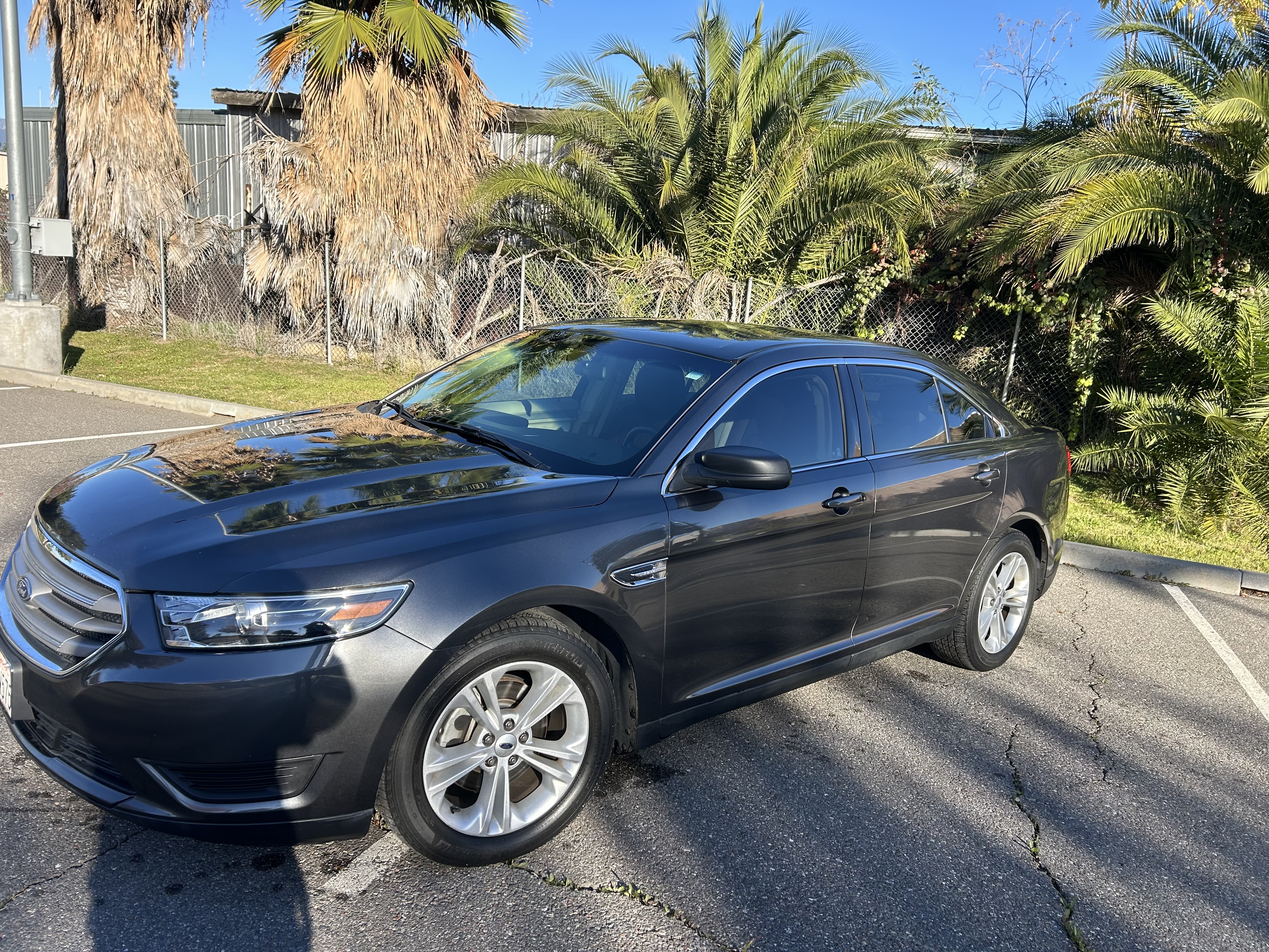 Used 2017 Ford Taurus SE FWD image 2