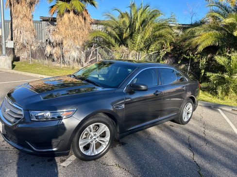 Used 2017 Ford Taurus SE image 1