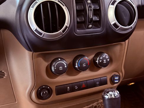 Used 2015 Jeep Wrangler Unlimited Sahara w/ Connectivity Group AWD/4WD image 18