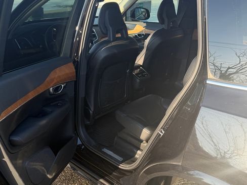 Used 2022 Volvo XC90 T6 Momentum w/ Climate Package image 5