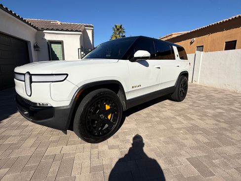 Used 2023 Rivian R1S Adventure image 2