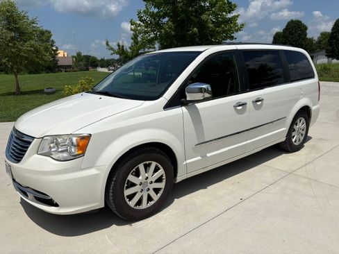 Used 2012 Chrysler Town & Country Touring-L w/ Entertainment Group #2 FWD image 4