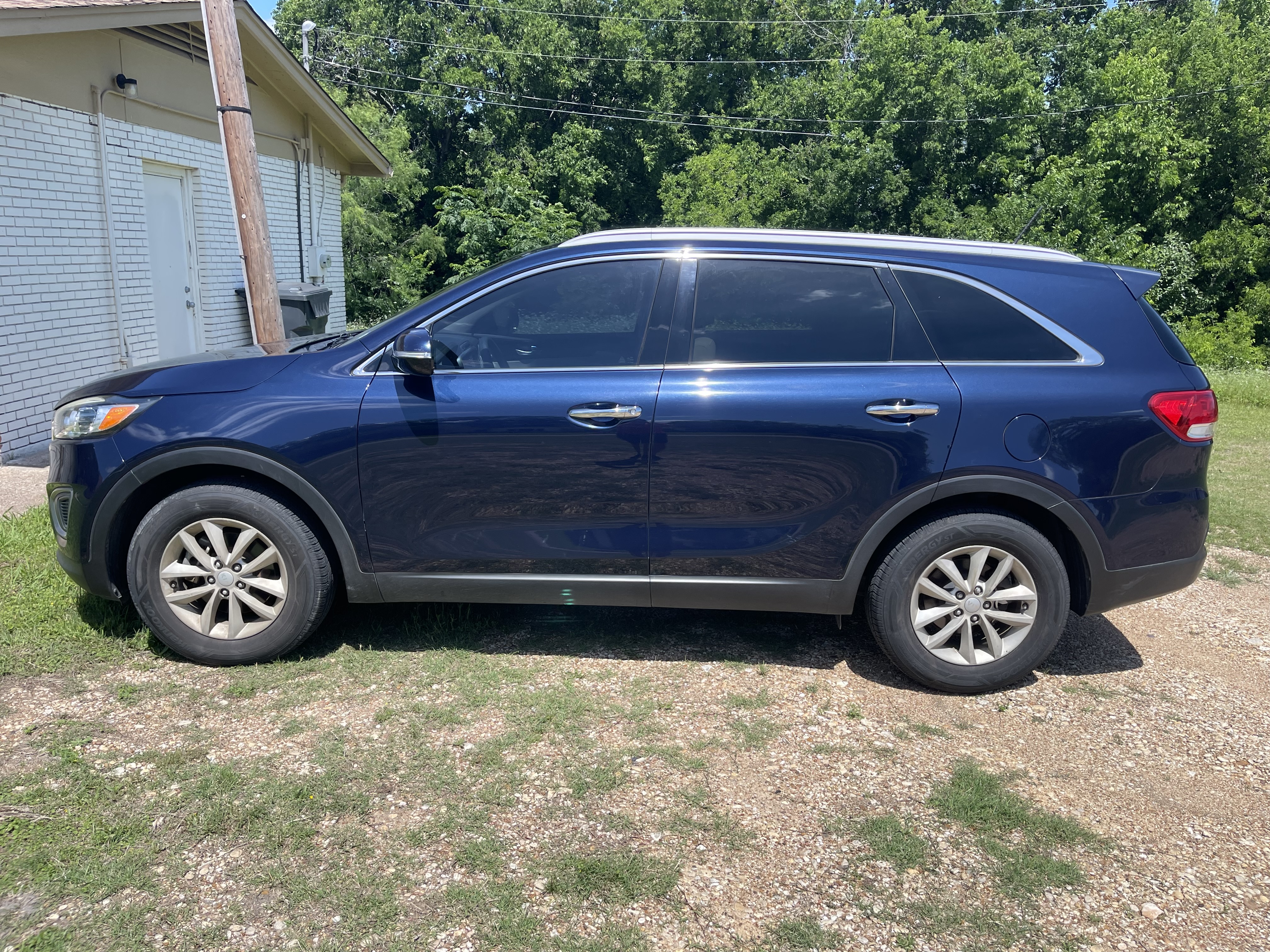 Used 2017 Kia Sorento FWD image 2