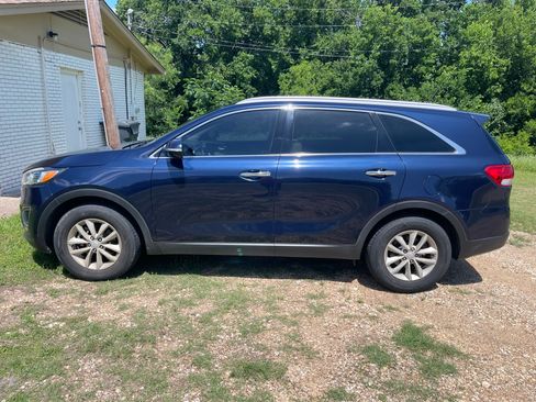 Used 2017 Kia Sorento FWD image 2