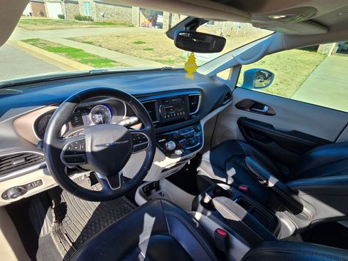 Used 2018 Chrysler Pacifica Touring-L image 17