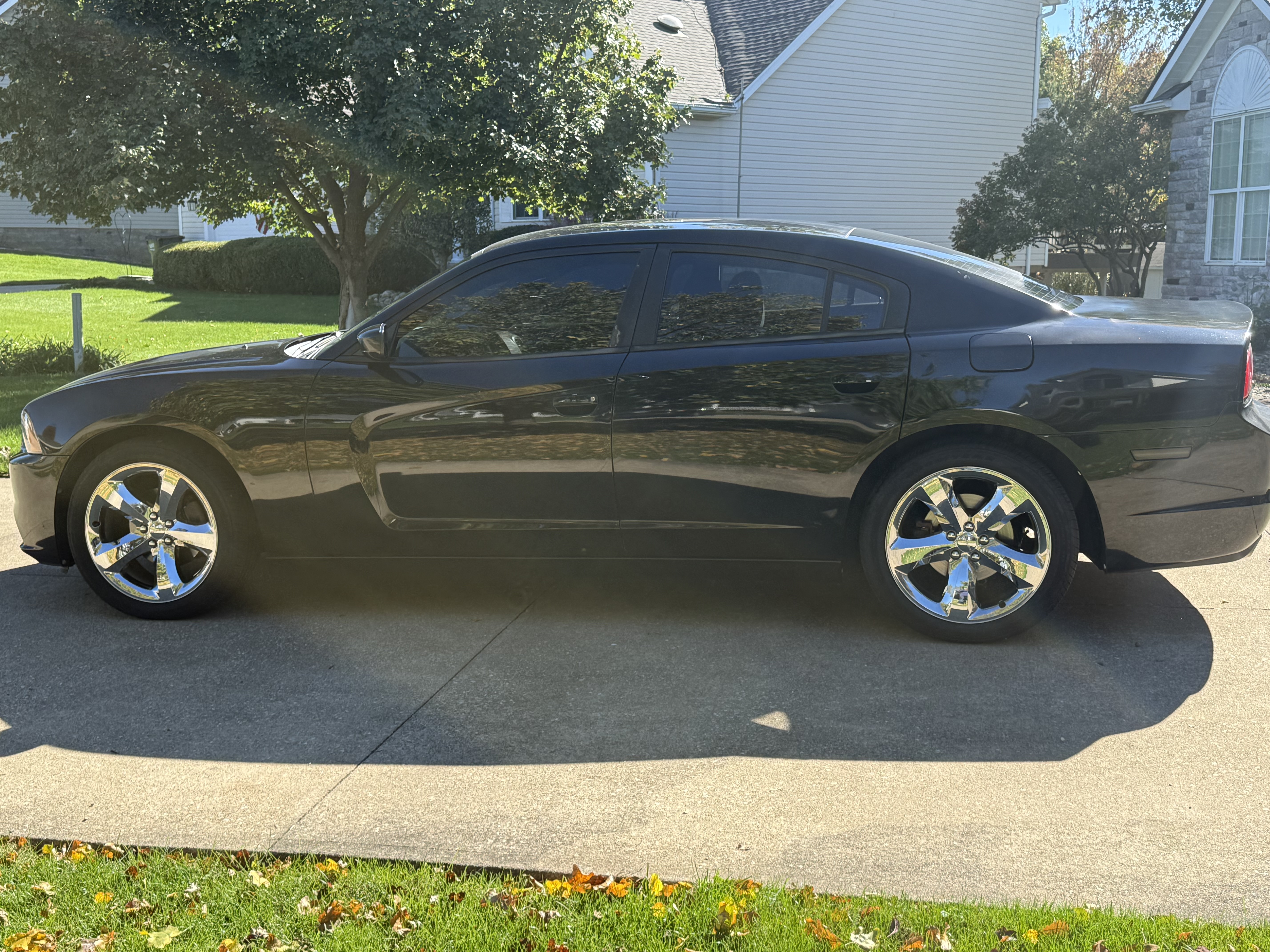 Used 2011 Dodge Charger SE RWD image 4